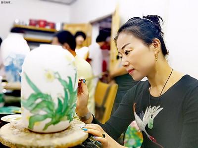 筆墨繪瓷韻 交流促創作——岳塘區美協組織文藝家赴醴陵開展“瓷繪”采風創作交流活動